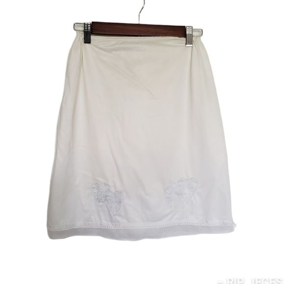 Other - 5for $25 vintage lace hearts design white slip skirt